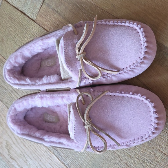 Women's UGG Dakota - Picture 1 of 8